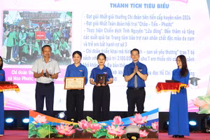 Tuyên dương Chi đoàn tiên tiến.