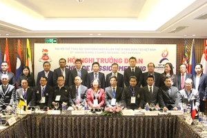 Ban tổ chức chụp ảnh lưu niệm.