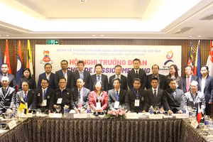 Ban tổ chức chụp ảnh lưu niệm.