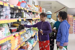 Nhiều mặt hàng cho người dân lựa chọn.