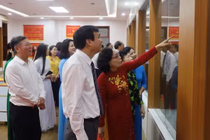 Đại biểu tham quan Phòng Truyền thống.