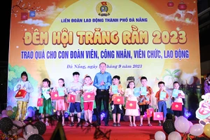 Trao quà cho các cháu thiếu nhi