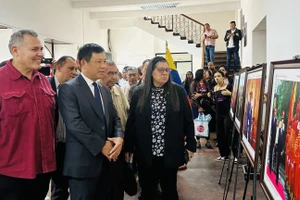 Đại sứ Vũ Trung Mỹ và các đại biểu tham quan triển lãm ảnh Việt Nam-Hồ Chí Minh. (Ảnh: Đại sứ quán Việt Nam tại Venezuela)