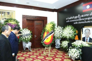 Phó Thủ tướng, Bộ trưởng Ngoại giao Bùi Thanh Sơn dẫn đầu Đoàn Bộ Ngoại giao viếng đồng chí Khamtay Siphandone (Ảnh: Thành Long/Bộ Ngoại giao)