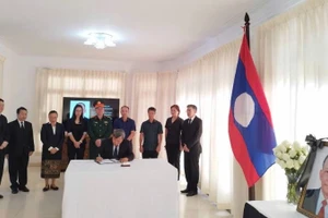 Đại sứ Việt Nam tại Cuba Lê Quang Long ghi sổ tang, tưởng nhớ đồng chí Khamtay Siphandone (Nguồn: Đại sứ quán Việt Nam tại Cuba)