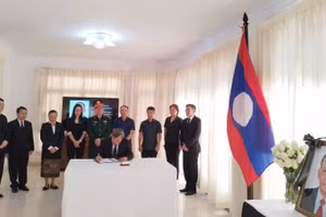 Đại sứ Việt Nam tại Cuba Lê Quang Long ghi sổ tang, tưởng nhớ đồng chí Khamtay Siphandone (Nguồn: Đại sứ quán Việt Nam tại Cuba)