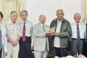 Đoàn cựu chiến binh và chuyên gia Việt Nam đến thăm đồng chí Khamtay Siphandone. (Ảnh do ông Nguyễn Tự Lạc cung cấp)