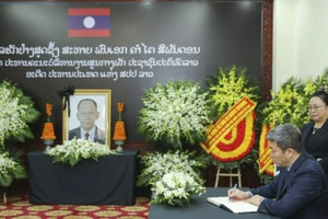 Chủ tịch Liên hiệp các tổ chức hữu nghị Việt Nam Phan Anh Sơn ghi sổ tang.