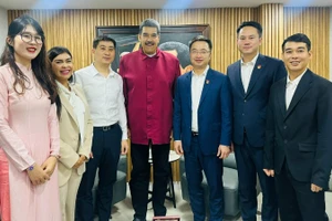 Tổng thống Venezuela Nicolas Maduro tiếp và chụp ảnh kỷ niệm với Đoàn đại biểu cấp cao Trung ương Đoàn Thanh niên Cộng sản Hồ Chí Minh. (Ảnh: Đại sứ quán Việt Nam tại Venezuela)