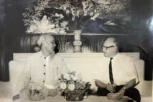 Chủ tịch Hồ Chí Minh tiếp thân mật ông Eduardo Gallegos, Ủy viên Bộ Chính trị, Trưởng Ban Đối ngoại Trung ương Đảng Cộng sản Venezuela thăm Việt Nam và dự Quốc khánh 2/9/1964. (Ảnh tư liệu do Đại sứ quán Việt Nam tại Venezuela cung cấp)