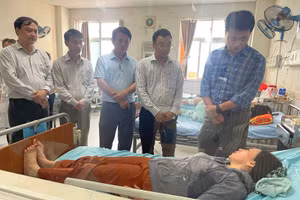 Lãnh đạo thành phố Quảng Ngãi thăm các nạn nhân đang điều trị tại Bệnh viện Trung ương Quảng Nam.