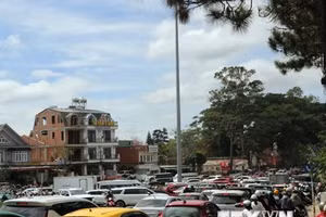 Ngã tư Khe Sanh-Hùng Vương ách tắc sáng 25/1.