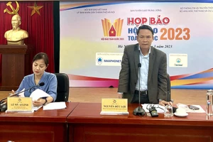 Phó Chủ tịch Thường trực Hội Nhà báo Việt Nam Nguyễn Đức Lợi và Phó ban Thường trực Ban tổ chức Hội Báo toàn quốc 2023 Lê Mỹ Ái Linh chủ trì họp báo.
