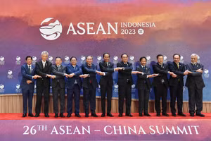 Các nhà Lãnh đạo ASEAN và Thủ tướng Trung Quốc Lý Cường chụp ảnh lưu niệm tại Hội nghị Cấp cao ASEAN - Trung Quốc lần thứ 26. (Ảnh: Tuấn Anh) 