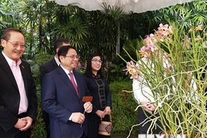 Thủ tướng Phạm Minh Chính và Phu nhân gắn biển tên cho cây hoa lan mang tên Phạm Lê Trân Chính.