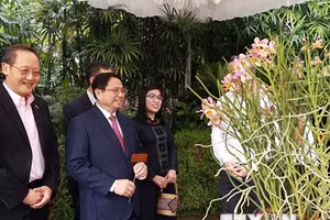 Thủ tướng Phạm Minh Chính và Phu nhân gắn biển tên cho cây hoa lan mang tên Phạm Lê Trân Chính.