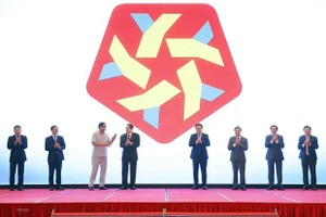 Chủ tịch Quốc hội Vương Đình Huệ và đại biểu thực hiện nghi thức ấn nút công bố Logo, Bộ Nhận diện, Website Hội nghị Nghị sĩ trẻ toàn cầu lần thứ 9. (Ảnh: Doãn Tấn/TTXVN)