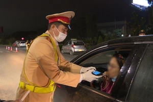 Lực lượng Cảnh sát giao thông tỉnh Quảng Ninh kiểm tra vi phạm nồng độ cồn đối với người tham gia giao thông.