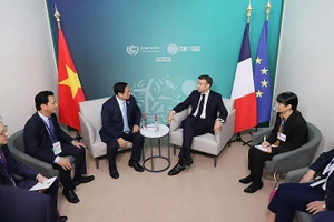 Thủ tướng Phạm Minh Chính gặp Tổng thống Pháp Emmanuel Macron. (Ảnh: TTXVN)