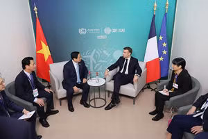 Thủ tướng Phạm Minh Chính gặp Tổng thống Pháp Emmanuel Macron. (Ảnh: TTXVN)