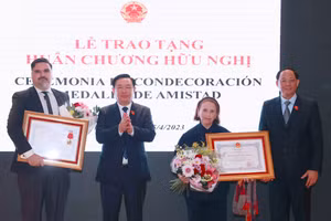 Chủ tịch Quốc hội Vương Đình Huệ trao Huân chương Hữu nghị của Nhà nước Việt Nam tặng Viện Văn hóa Argentina-Việt Nam (ICAV) và Chủ tịch ICAV Poldi Sosa Schmidt.