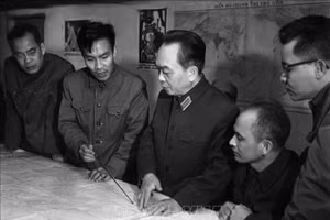 Đại tướng Võ Nguyên Giáp thăm Bộ Tư lệnh Quân chủng Phòng không - Không quân, ngày 30/12/1972.