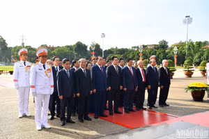 Các đồng chí lãnh đạo Đảng, Nhà nước vào Lăng viếng Chủ tịch Hồ Chí Minh.