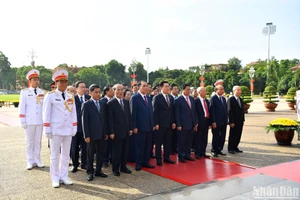 Các đồng chí lãnh đạo Đảng, Nhà nước vào Lăng viếng Chủ tịch Hồ Chí Minh.