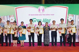 Lãnh đạo tỉnh trao thư và hoa cảm ơn các nhà tài trợ.