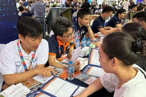 Thí sinh tìm hiểu thông tin xét tuyển năm 2023 của các trường đại học.