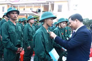 Lãnh đạo tỉnh Sóc Trăng cài hoa danh dự cho thanh niên nhập ngũ tại thị xã Vĩnh Châu.