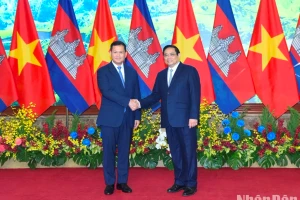 Thủ tướng Phạm Minh Chính và Thủ tướng Vương quốc Campuchia Samdech Moha Bovor Thipadei Hun Manet. 