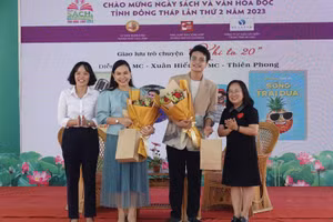 Đại diện Ban tổ chức tặng hoa cho hai tác giả trẻ.
