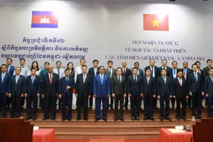 Các đại biểu chụp hình lưu niệm tại Hội nghị Hợp tác và phát triển các tỉnh biên giới Việt Nam-Campuchia lần thứ 12. 