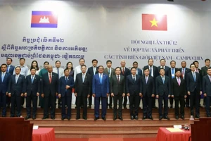 Các đại biểu chụp hình lưu niệm tại Hội nghị Hợp tác và phát triển các tỉnh biên giới Việt Nam-Campuchia lần thứ 12. 