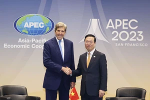 Chủ tịch nước Võ Văn Thưởng tiếp Đặc phái viên của Tổng thống Hoa Kỳ về khí hậu John Kerry. (Ảnh: TTXVN)