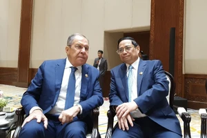 Thủ tướng Phạm Minh Chính đã có cuộc gặp ngắn với Trưởng đoàn Liên bang Nga, Bộ trưởng Ngoại giao Sergei Lavrov. (Ảnh: TUẤN ANH)