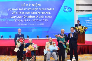 Thường trực Ban Bí thư Võ Văn Thưởng trao hoa tặng các nhân chứng lịch sử của Hiệp định Paris.