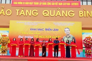 Các đại biểu cắt băng khai mạc Triển lãm “Theo dấu chân Đại tướng Võ Nguyên Giáp”.