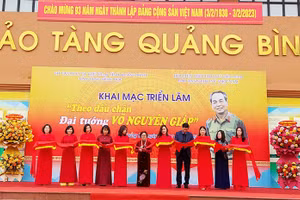 Các đại biểu cắt băng khai mạc Triển lãm “Theo dấu chân Đại tướng Võ Nguyên Giáp”.