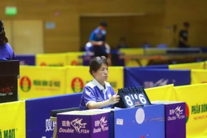 Ít ai để ý đến một nữ trọng tài với dáng người nhỏ nhắn, mái tóc cột gọn gàng, ngày ngày đi xe máy tới Cung Thể thao Tiên Sơn.