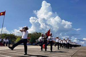 Lễ diễu binh trên đảo Trường Sa Lớn.