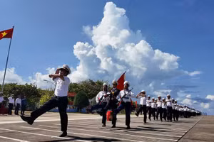 Lễ diễu binh trên đảo Trường Sa Lớn.
