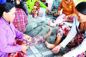 Nghề làm rập cua giúp người dân tăng thu nhập lúc nông nhàn.