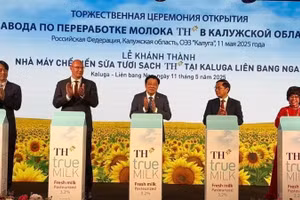 Lãnh đạo Việt Nam, Liên bang Nga, đại diện doanh nghiệp nhấn nút khởi động Nhà máy chế biến sữa tươi sạch TH. (Ảnh: Tâm Hằng/TTXVN)