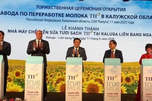 Lãnh đạo Việt Nam, Liên bang Nga, đại diện doanh nghiệp nhấn nút khởi động Nhà máy chế biến sữa tươi sạch TH. (Ảnh: Tâm Hằng/TTXVN)