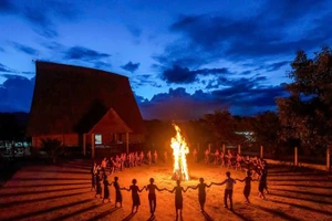 Cồng chiêng, múa xoang bên ánh lửa, nét đặc trưng trong lễ hội của đồng bào Tây Nguyên. (Ảnh: QUANG DŨNG)