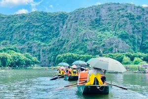 Du khách tham quan Khu du lịch Tam Cốc, Ninh Bình. (Ảnh: TRANG ANH)