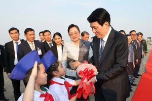 Chủ tịch nước Lương Cường tại sân bay quốc tế Wattay, thủ đô Vientiane, Lào. (Ảnh: Lâm Khánh/TTXVN)