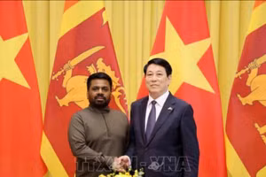 Chủ tịch nước Lương Cường và Tổng thống Sri Lanka Anura Kumara Dissanayaka chụp ảnh chung trước hội đàm. (Ảnh: Lâm Khánh/TTXVN)
